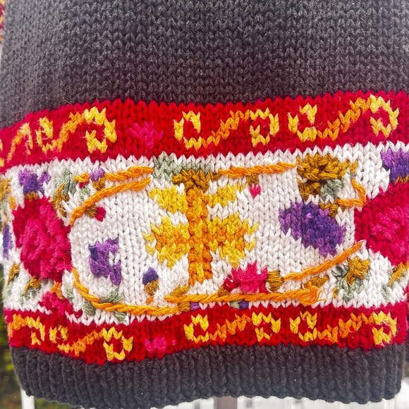 Floral Patterned Turtleneck Sweater - Picture 5 of 9